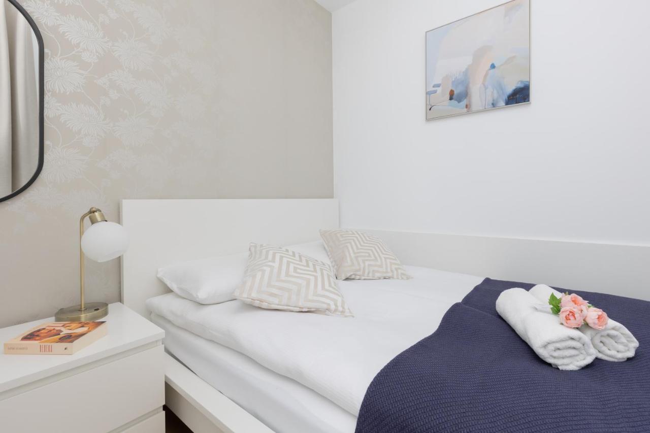 Warszawa Srodmiescie Bonifraterska Apartments By Noclegi Renters Екстериор снимка